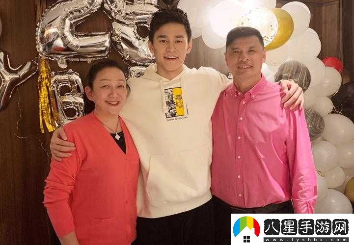 兒子?jì)?></p><p>這位媽媽看著自己的兒子，心中涌起無(wú)盡的感慨。時(shí)光仿佛倒流，她回想起兒子牙牙學(xué)語(yǔ)、蹣跚學(xué)步的模樣，那時(shí)的他是那么稚嫩與天真。而如今，兒子已經(jīng)逐漸成長(zhǎng)為一個(gè)懂事、有擔(dān)當(dāng)?shù)娜恕?/p><p>成長(zhǎng)的過程并非一帆風(fēng)順，兒子也經(jīng)歷過挫折與困難。曾經(jīng)在學(xué)習(xí)上遇到瓶頸，成績(jī)不盡如人意，他也曾灰心喪氣，甚至產(chǎn)生過放棄的念頭。在媽**鼓勵(lì)與支持下，他重新振作起來(lái)，努力去克服一個(gè)又一個(gè)難題。他學(xué)會(huì)了堅(jiān)持，學(xué)會(huì)了在困境中尋找出路。</p><p>不僅在學(xué)習(xí)上，在生活中兒子也展現(xiàn)出了許多優(yōu)秀的品質(zhì)。他懂得關(guān)心他人，對(duì)長(zhǎng)輩孝順有禮貌。在家里，他會(huì)主動(dòng)承擔(dān)一些家務(wù)，為媽媽分擔(dān)壓力。他與鄰里相處融洽，總是帶著友善的笑容對(duì)待身邊的每一個(gè)人。他的善良與熱情感染著周圍的人，讓大家都對(duì)他喜愛有加。</p><p>而今天，或許是兒子在某件事情上的出色表現(xiàn)，讓媽媽格外滿意。也許是他在學(xué)校的一次演講中大放異彩，也許是他幫助了有困難的同學(xué)，又或許是他在自己的興趣愛好上取得了重要的突破。無(wú)論是哪一種情況，都讓媽媽看到了兒子的努力和成長(zhǎng)。</p><p>媽媽深知，兒子的這些優(yōu)秀品質(zhì)并非偶然得來(lái)，而是他自己不斷努力和積累的結(jié)果。在這個(gè)過程中，她也一直在兒子身邊，給予他引導(dǎo)和支持。她見證了兒子的每一次進(jìn)步，每一次突破，每一次挑戰(zhàn)自我。而今天的這份滿意，不僅僅是對(duì)兒子當(dāng)下的肯定，更是對(duì)他未來(lái)的期許。</p><p>媽媽希望兒子能夠繼續(xù)保持這樣的狀態(tài)，不斷努力前行。她相信，只要兒子堅(jiān)持不懈，未來(lái)一定能夠?qū)崿F(xiàn)自己的夢(mèng)想。她也會(huì)一如既往地陪伴在兒子身邊，給予他最堅(jiān)實(shí)的后盾和最溫暖的鼓勵(lì)。</p><p>在人生的旅途中，兒子與媽媽將繼續(xù)攜手前行。媽媽會(huì)繼續(xù)為兒子感到驕傲和滿意，而兒子也會(huì)用自己的行動(dòng)來(lái)回報(bào)媽**愛與付出。他們的故事，將繼續(xù)書寫下去，充滿著愛、希望與成長(zhǎng)。這就是母與子之間深厚情感的體現(xiàn)，這份滿意，將永遠(yuǎn)銘記在媽**心中，也激勵(lì)著兒子不斷邁向更高的人生舞臺(tái)。</p>            </div>
            <div   class=