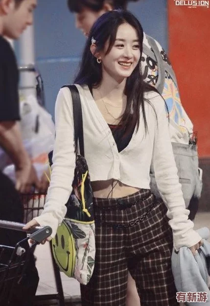 三個創(chuàng)可貼遮住重要部位