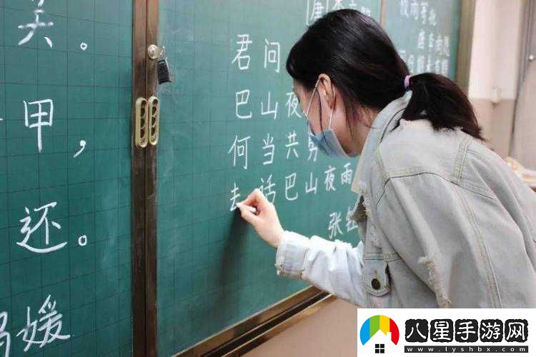 老師講課并在黑板上書(shū)寫
